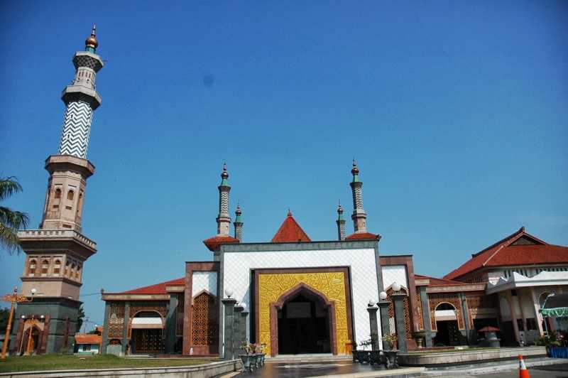 Kunjungi Masjid-masjid Kuno Cirebon dengan Naik Bus Terbuka