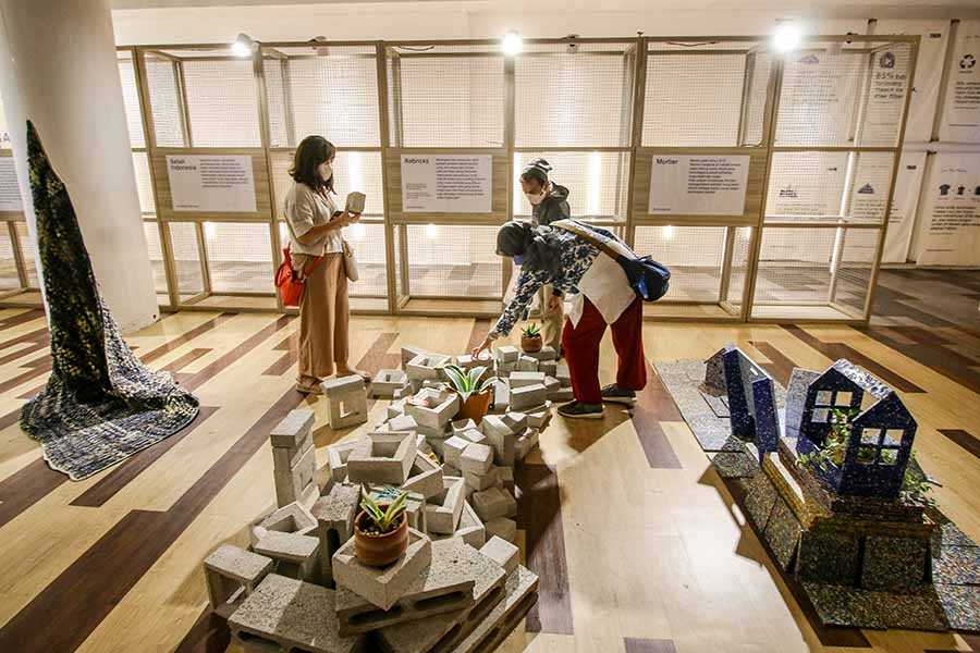 Kunjungi Pameran 'Sejauh Mata Memandang'