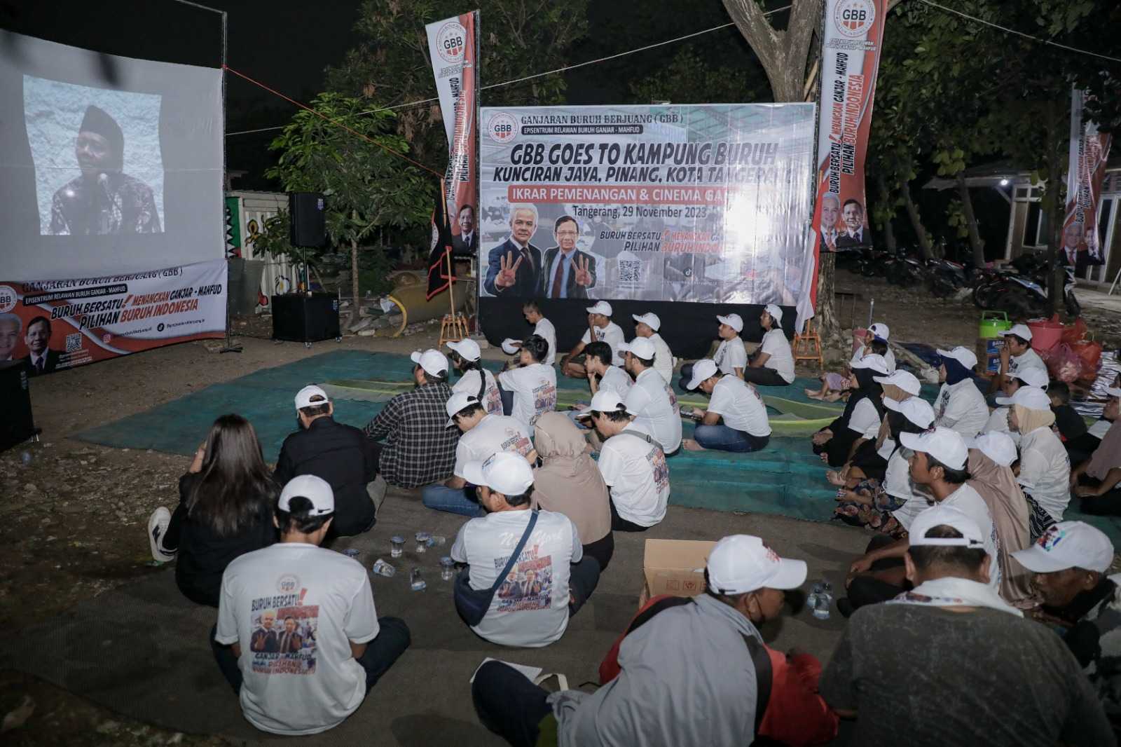 Kunjungi Perkampungan Buruh di Tangerang, GBB Kenalkan Ganjar-Mahfud Lewat Layar Tancap