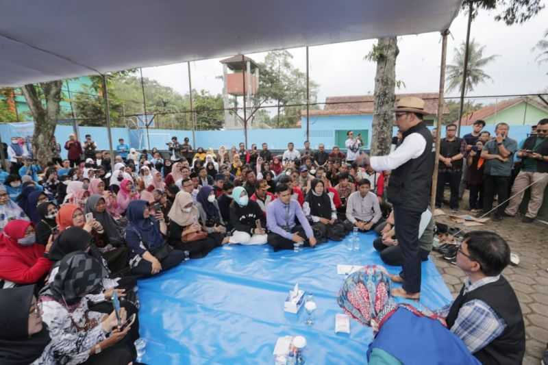 Kunjungi Posko Bencana, Ridwan Kamil Semangati Guru yang Terdampak Gempa Cianjur