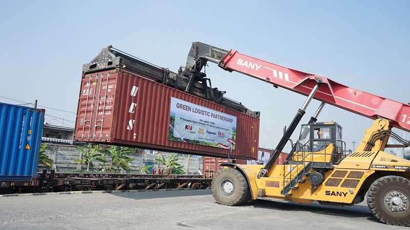 Kurangi Emisi Karbon, Panasonic Alihkan Moda Transportasi Logistik dari Truk ke KA