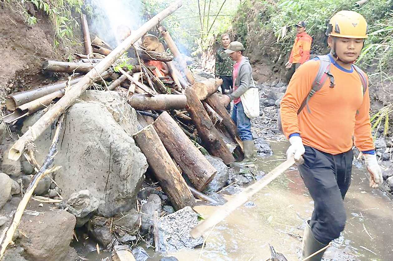 Kurangi Risiko Banjir, BPBD Kota Batu Bersihkan Sungai Ledok