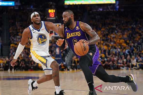 LA Lakers Atasi Golden State Warriors