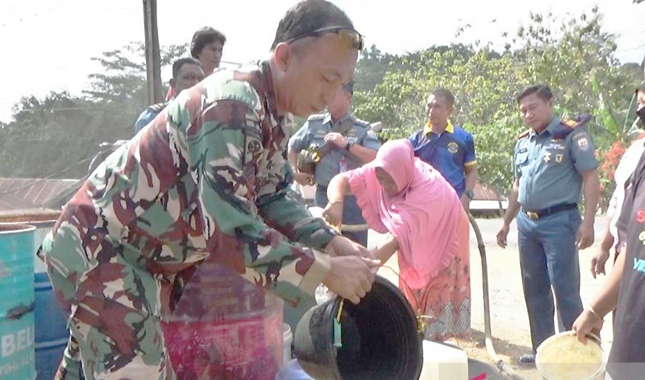 Lanal Kendari Bersama PLN Distribusikan 120 Liter Air Bersih di Konawe