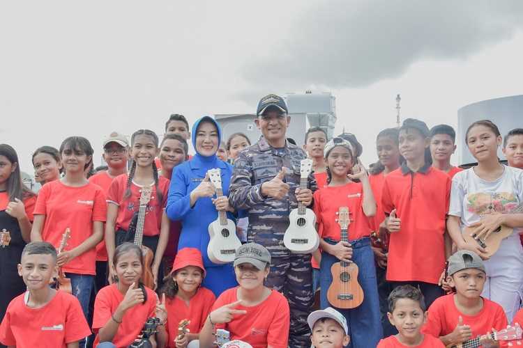 Lantamal IX Ambon Pentas Musik Bersama Ribuan Komunitas Jukulele di Geladak Kapal Perang