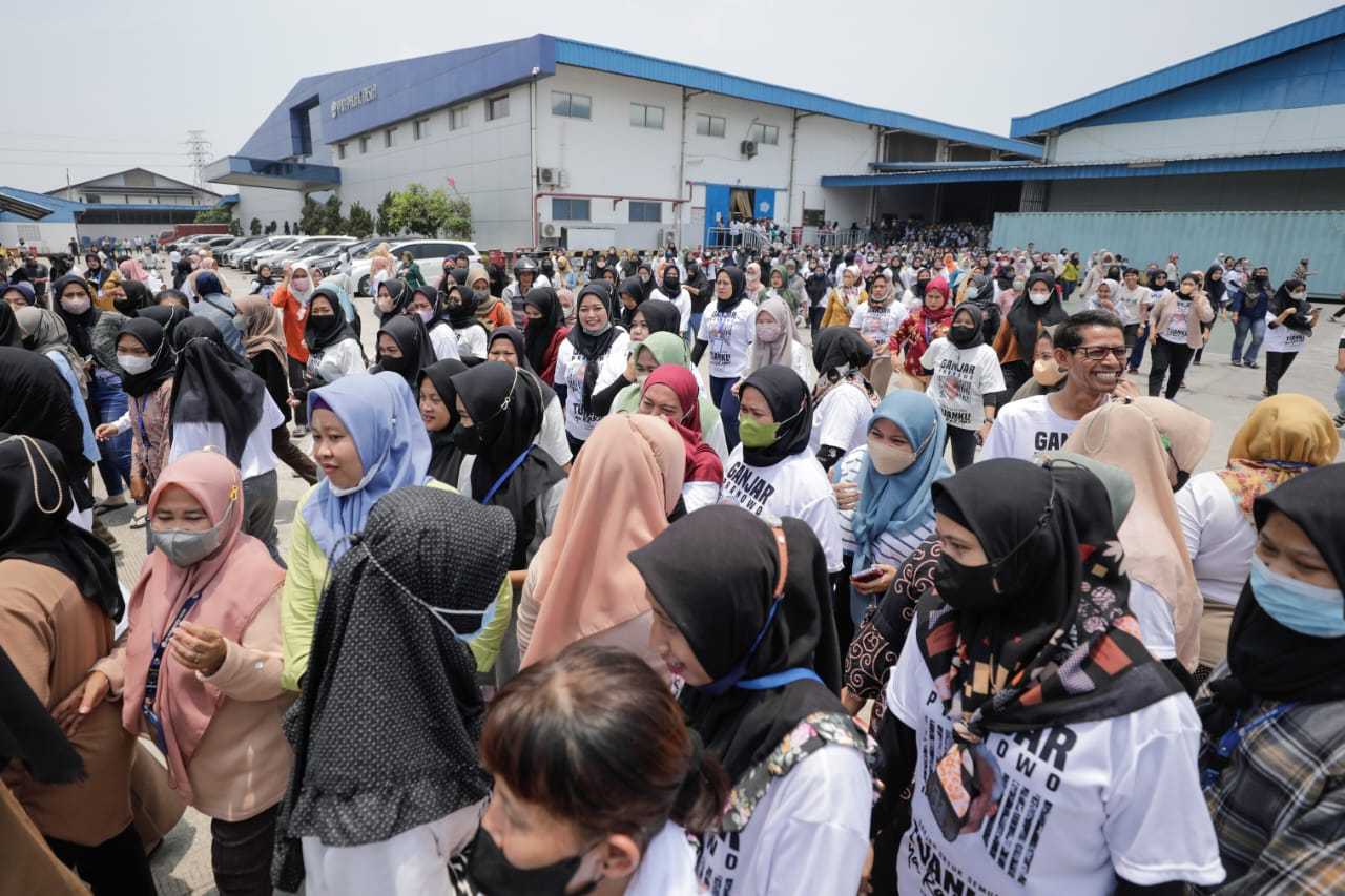 Lautan Buruh Berkaus Wajah Ganjar 'Tuanku ya Rakyat' 'Putihkan' Perusahaan di Subang