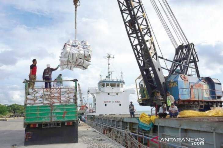 Layanan Bongkar Muat di Pelabuhan Makassar Tetap Berjalan