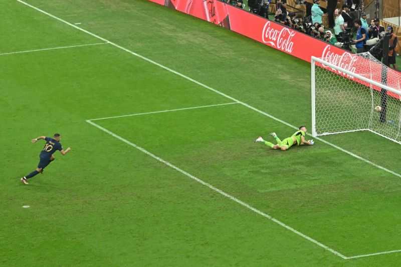 Legenda Sepak Bola Inggris Geoff Hurst Selamati Mbappe Atas Hattricknya dalam Final Piala Dunia