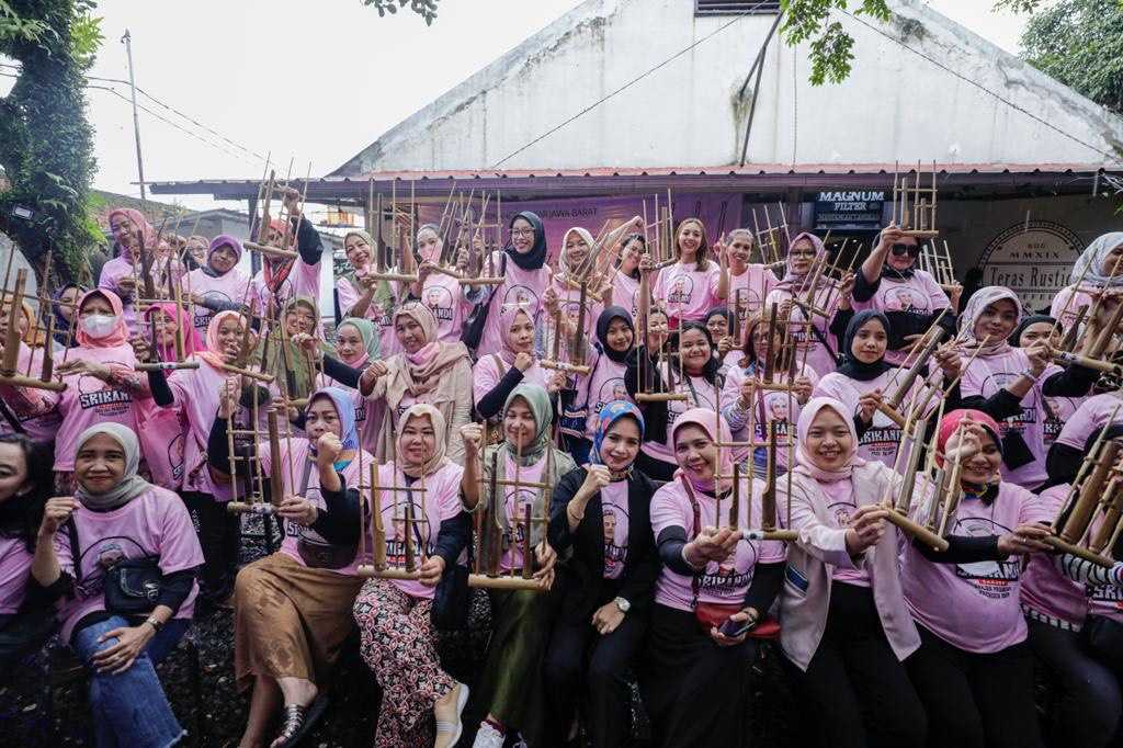 Lestarikan Budaya, Perempuan di Bandung Belajar Angklung Bersama Srikandi Ganjar