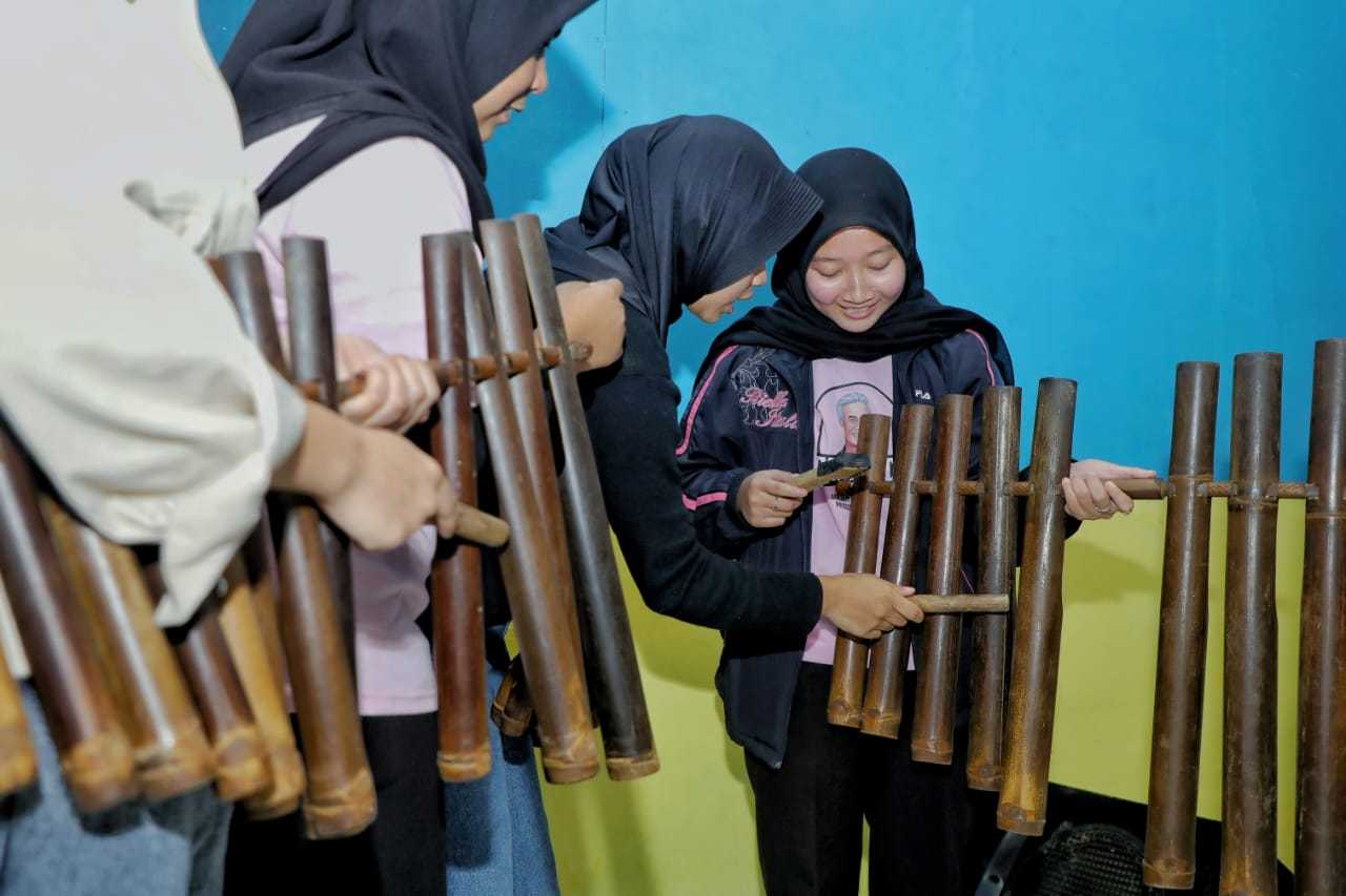Lestarikan Musik Tradisional, Srikandi Ganjar Gelar Pertunjukan Musik Calung di Kota Bandung 3