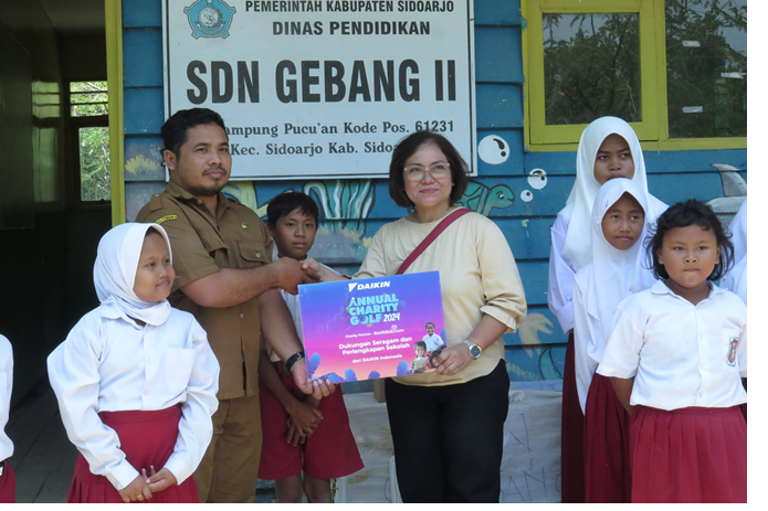 Lewat Program 'School of Happiness', DAIKIN Kembali Bagikan Perlengkapan Sekolah