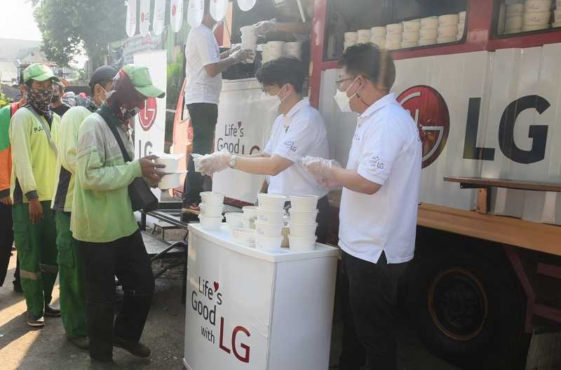 LG Rintis Aksi Sosial dengan Berbagi Paket Makanan