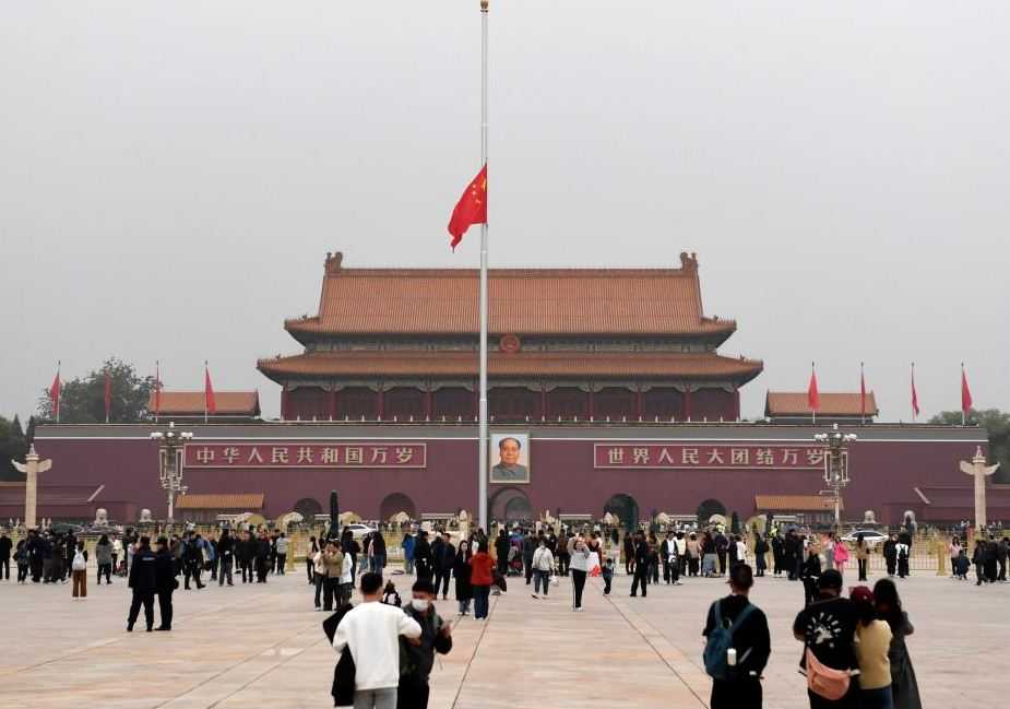 Li Keqiang Dimakamkan, Tiongkok Kibarkan Bendera Setengah