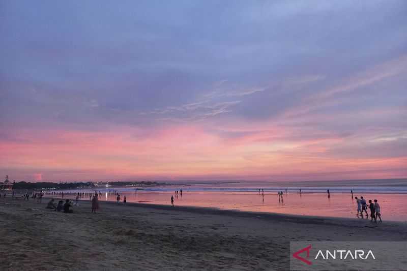 Libur Cuti Bersama Hari Nyepi, Pantai Kuta Dipadati Pengunjung