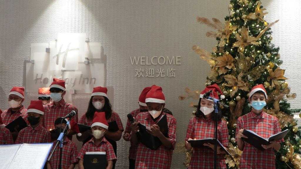 Liburan Christmas Tree Lighting di Holiday Inn & Suites Jakarta Gajah Mada