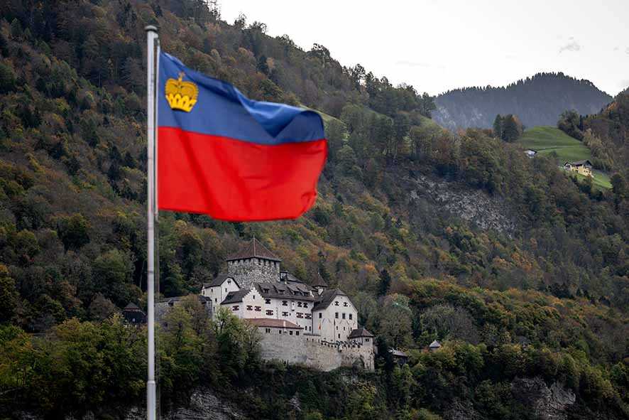 Liechtenstein, Negara yang Wilayahnya Membeli dari Romawi Suci