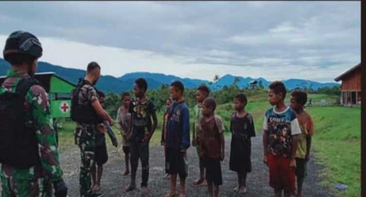 Lihat, Betapa Akrabnya Prajurit TNI dengan Anak-anak Papua di Pedalaman