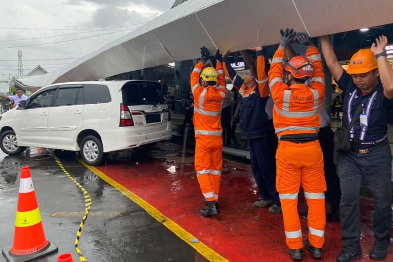 Lima Mobil Tertimpa Kanopi di Stasiun Yogyakarta Saat Hujan Lebat