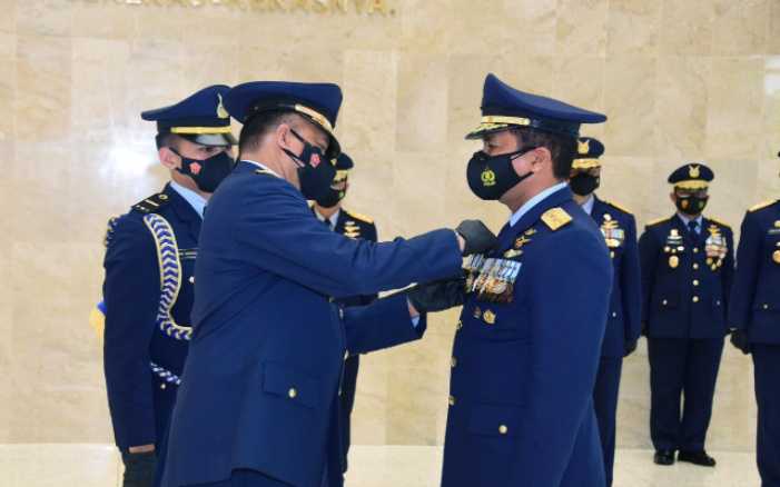 Lima Perwira Tinggi Angkatan Udara Terima Tanda Kehormatan Bintang Swa Bhuwana Paksa Pratama