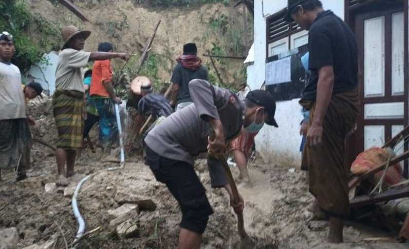 Lima Santri Meninggal Dunia Akibat Tebing Longsor