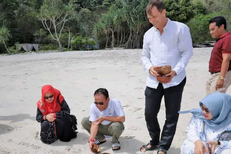 Lindungi Satwa Langka, Ratusan Tukik Dilepas di Pantai Lawar Sumbawa Barat