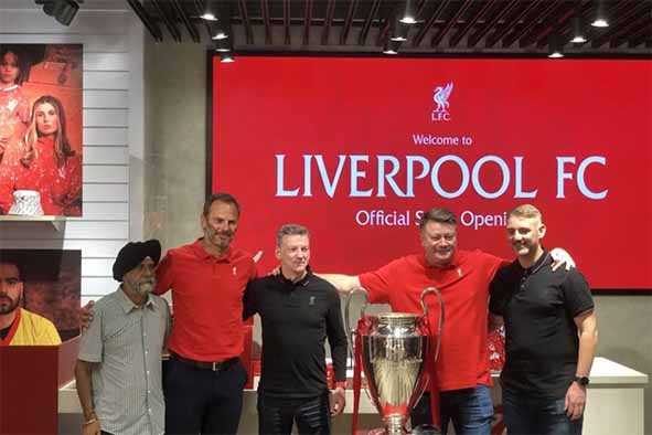 Liverpool Luncurkan Toko di Indonesia Bersama Patrik Berger