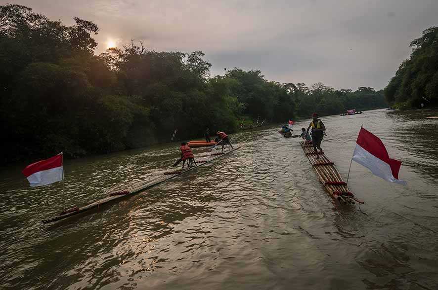 Lomba Balap Rakit di Sungai Ciberang