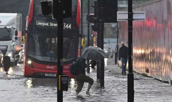 London Kebanjiran, Beberapa Rumah Sakit Meminta Pasien Mengungsi
