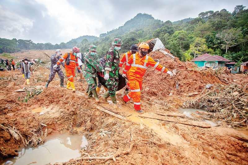 LONGSOR DI NATUNA, 33 ORANG MENINGGAL DAN 21 HILANG