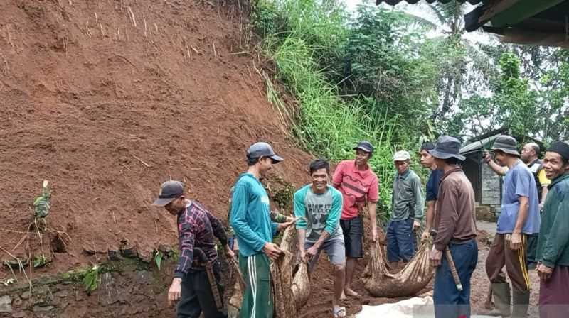Longsor Terjang Enam Kampung di Desa Cianaga, Sukabumi
