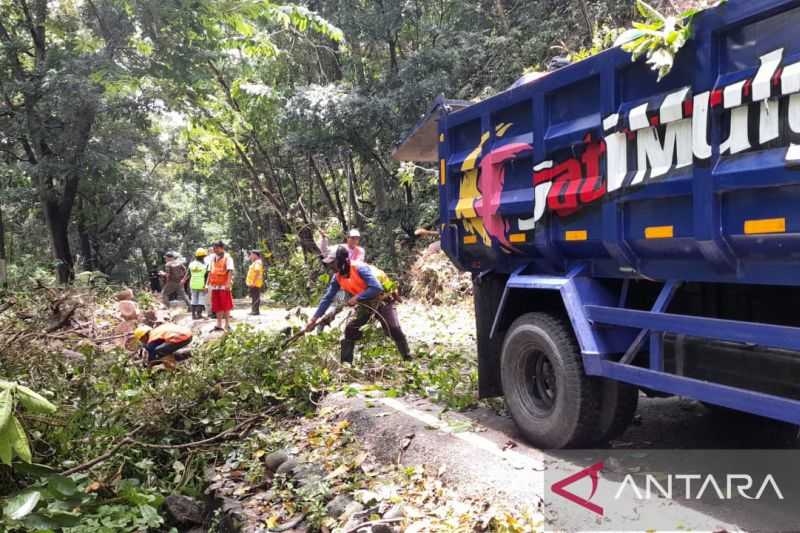 Longsor Tutup Ruas Jalan Nasional Palabuhanratu-Cisolok