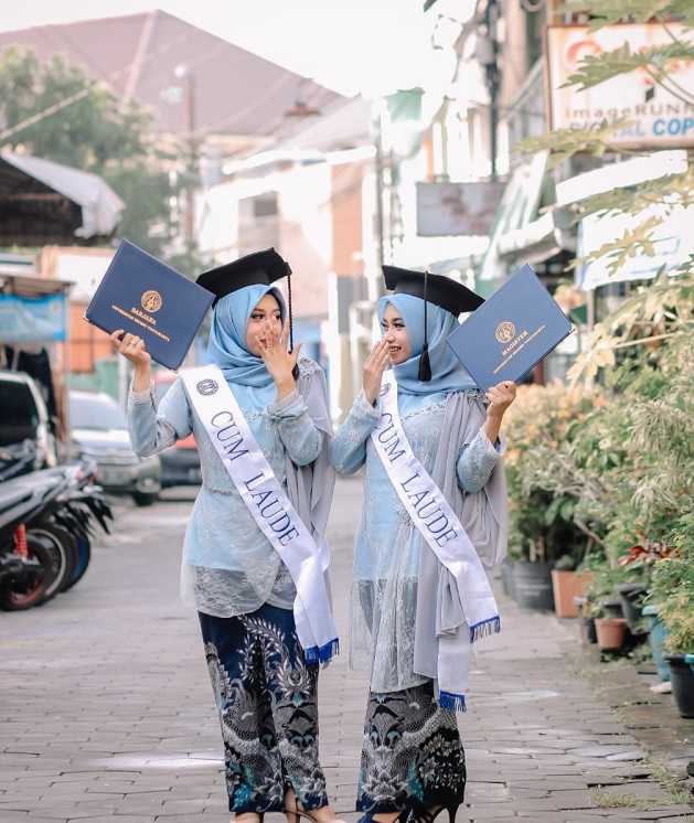 Luar Biasa, Buruh Emping Mlinjo Ini Kedua Putrinya Lulus Cumlaude