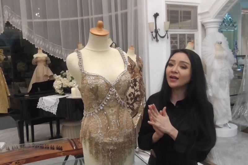 Luar Biasa Sudah 'Go International', Desainer Diana Putri Memasok Busana Selebriti Hollywood dari Surabaya