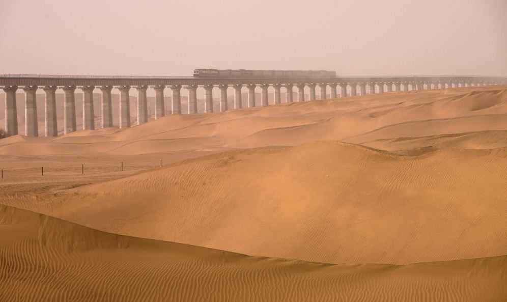 Luar Biasa! Tiongkok Punya Jalur Kereta Api di Atas Gurun, Diklaim yang Terpanjang di Dunia
