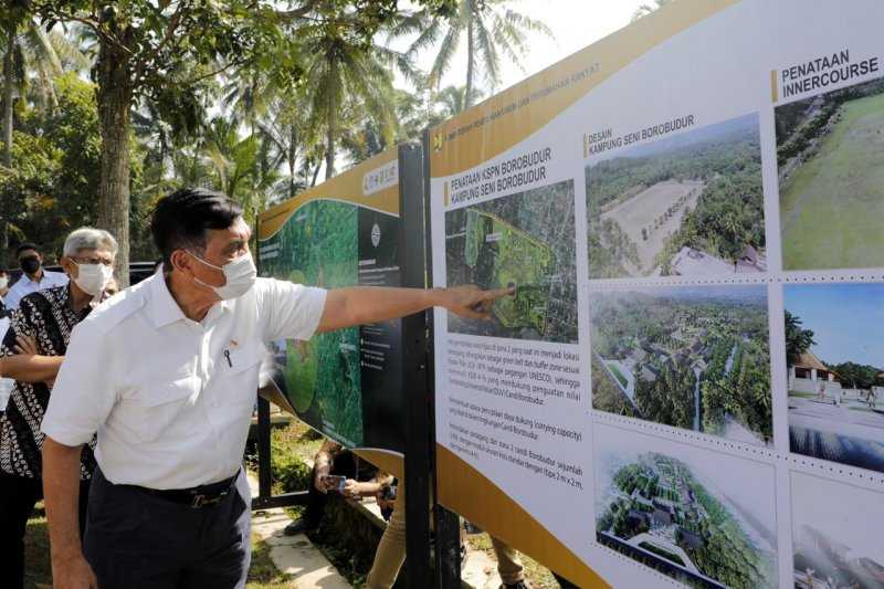 Luhut Ungkap Candi Borobudur Kelebihan Pengunjung