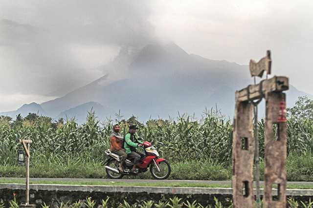 Luncuran Material Merapi