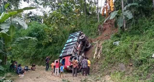 Lupa Tarik Rem Tangan Fatal Sekali Akibatnya, Truk Langsung Terjun ke Jurang