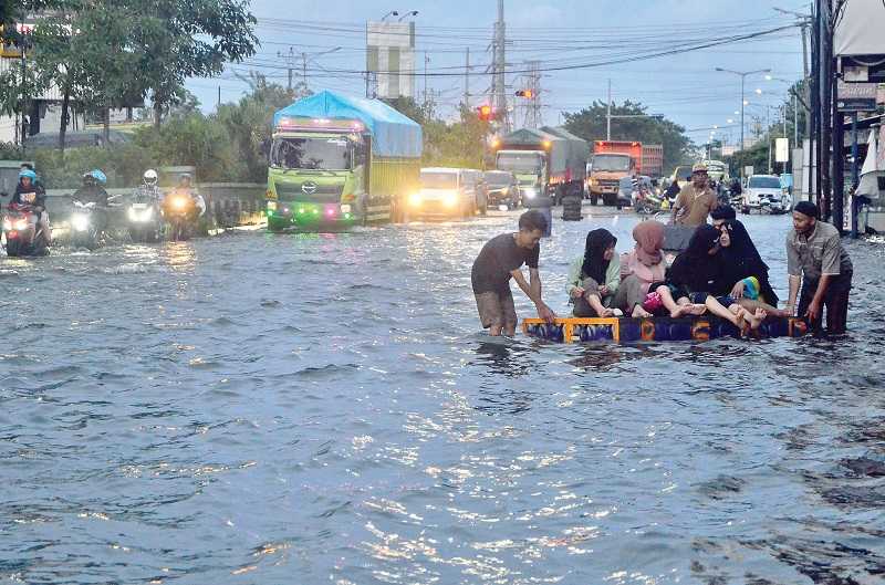 MACET AKIBAT BANJIR DI JALUR PANTURA