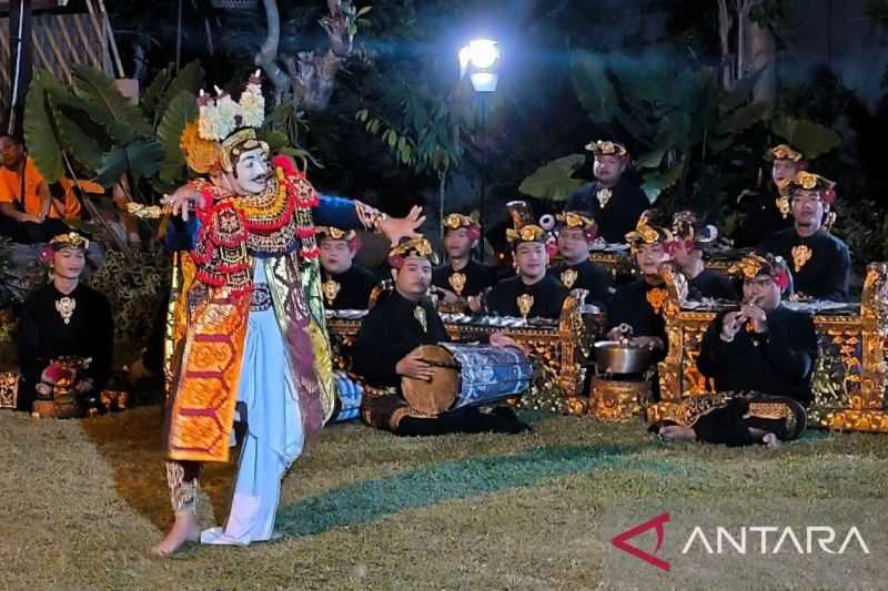 Maestro Seni Prof Bandem Menari Topeng di Festival Seni Nusantara