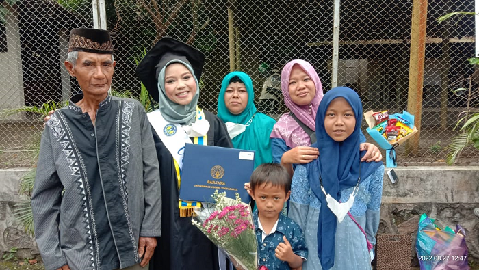 Maghfiroh Izza Maulani, Putri Buruh Serabutan Ini Lulus Cumlaude di UNY