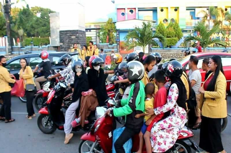 Mahasiswa Hindu di Kendari Berbagi Takjil Buka Puasa Wujud Toleransi