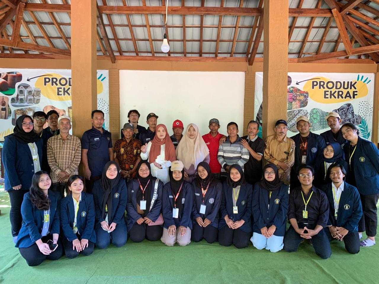 Mahasiswa UB Sosialisasikan Pembuatan Biobriket dari Limbah Kulit Durian