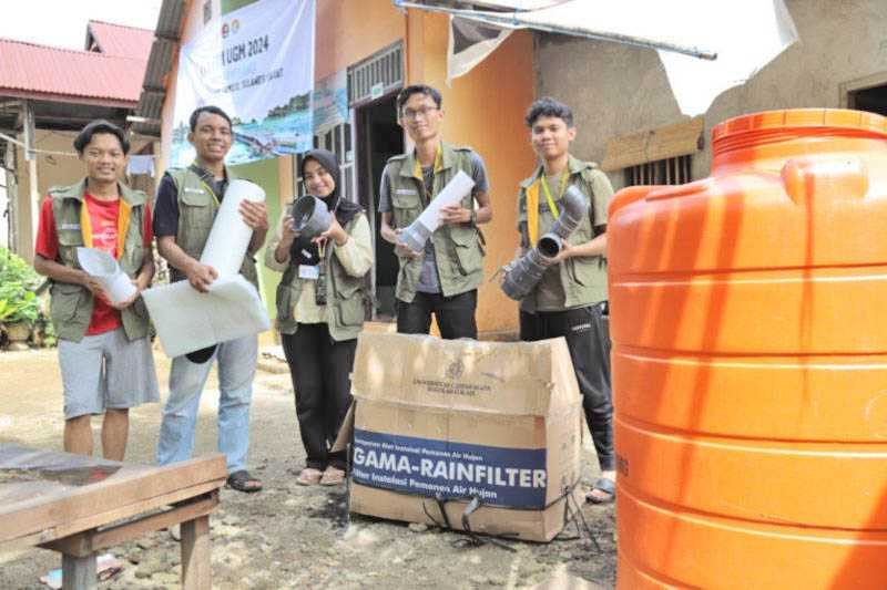 Mahasiswa UGM pasang alat pemanen air hujan di Pulau Karampuang