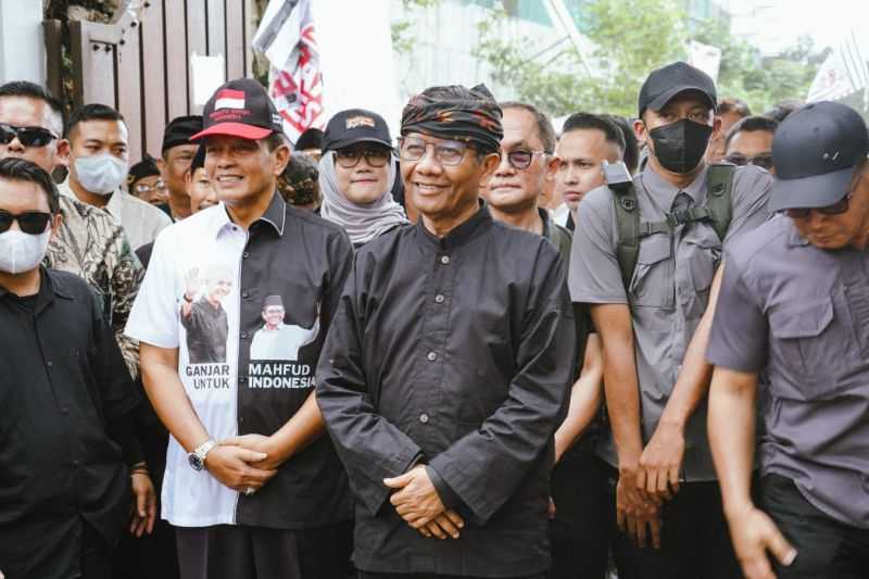 Mahfud Bernostalgia dengan Bermain Layang-layang di Festival Layangan