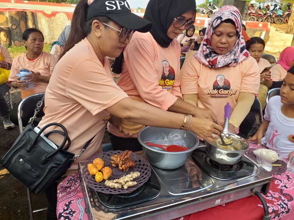 Mak Ganjar Jabar Ajarkan Ibu-Ibu Cirebon Membuat Jamu Tradisonal 2