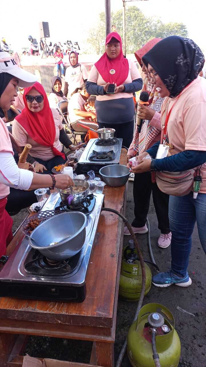 Mak Ganjar Jabar Ajarkan Ibu-Ibu Cirebon Membuat Jamu Tradisonal 4