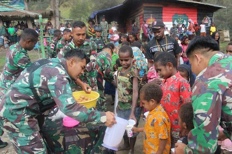 Makan Bubur Bersama Masyarakat, Satgas Yonif Mekanis 203/AK Makin Dekat dengan Warga Lanny Jaya