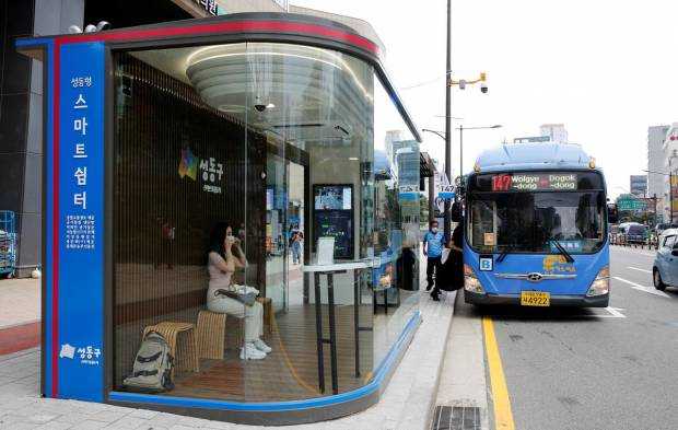 Makin Kece, Seoul Mulai Meluncurkan Halte Bus Pintar yang Nyaman dan Terhindar dari Covid-19