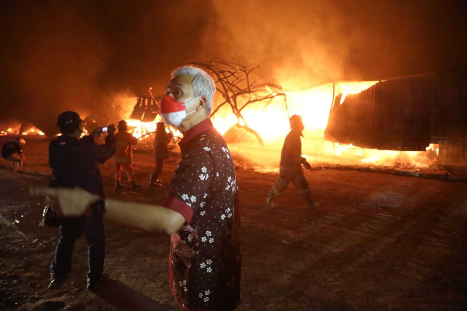 Malam Itu Juga Saat Api Masih Membakar Relokasi Pasar Johar, Ganjar Pranowo Langsung Koordinasi dengan Walikota Semarang untuk Menangani Korban Kebakaran