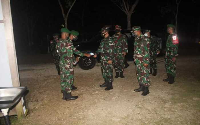 Malam-malam Jenderal Bintang Dua Angkatan Darat Ini Datangi Langsung Anak Buahnya yang Bertugas di Papua